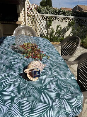 Outdoor dining - HOLIDAYLAND VILLA T3 401 MEZZANINE sleeps 7 air-conditioned NARBONNE PLAGE (NARBONNE PLAGE)