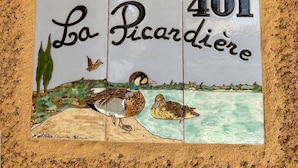A mosaic sign with 'Lo Picardière' and '401' indicating a location.