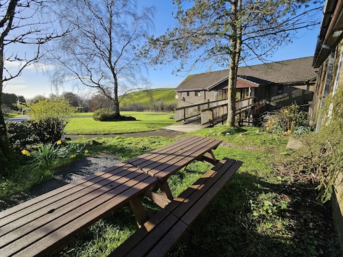 Bunkhouse/20bedroom/sleeps85/4acre/gamesroom/wifi