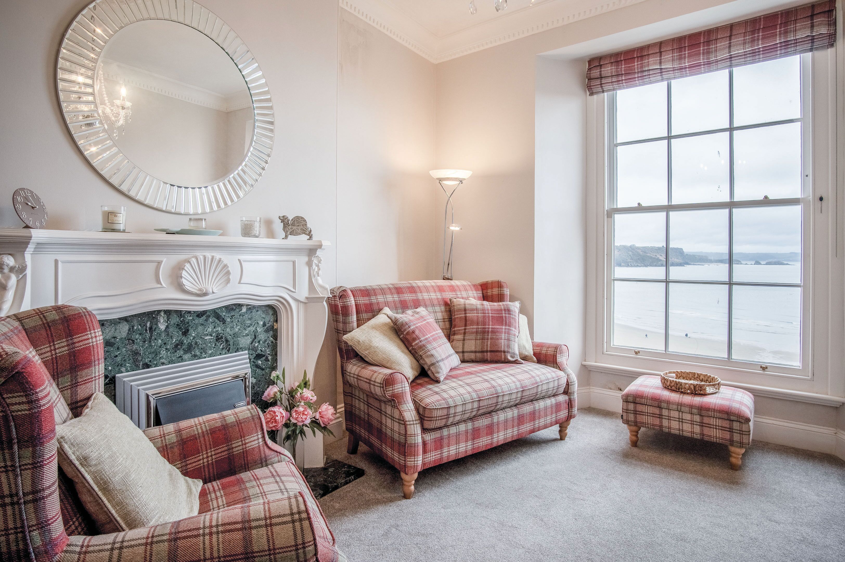 Apartment (2 Bedrooms) | Living area | 32-inch TV with cable channels, fireplace