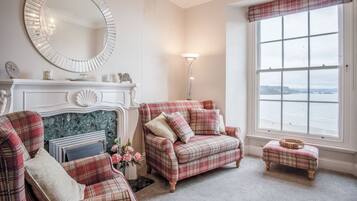 Apartment (2 Bedrooms) | Living area | 32-inch TV with cable channels, fireplace