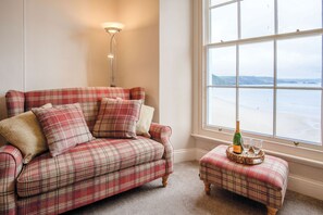 En 32-tommers TV med kabel-kanaler samt peis