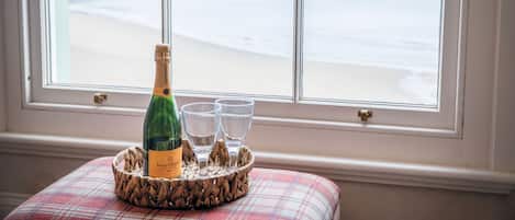 Televisi 32-inci dengan saluran TV kabel dan perapian