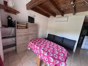 A bedroom with a bed, a wardrobe, a shelf with items, and a ceiling with wooden beams. - HOLIDAYLAND VILLA T2 431 MEZZANINE CLIMATE 8 beds air-conditioned NARBONNE PLAGE (NARBONNE PLAGE)