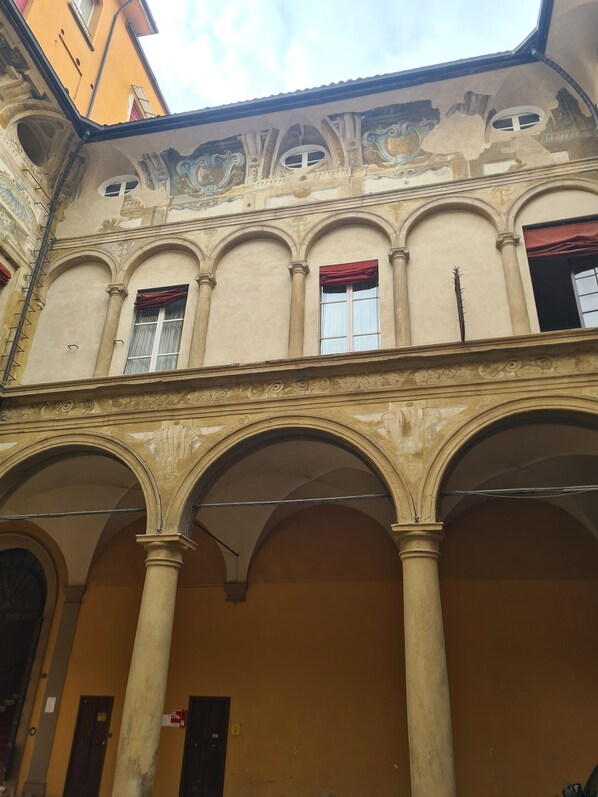 Unclassified image, 1 of 32, button