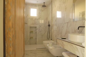 Bruser, hårtørrer, bidet, håndklæder