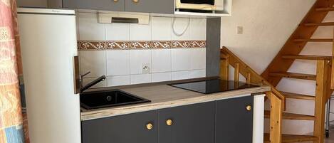 Réfrigérateur, batterie de cuisine, vaisselle et ustensiles