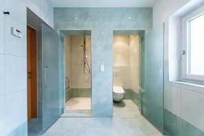 シグネチャー コンドミニアム | バスルーム | ヘアドライヤー、石鹸、シャンプー、トイレットペーパー