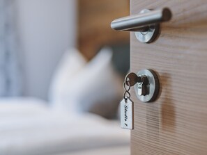 A close-up of a door lock with a keychain attached, indicating a secure entry point. - Appartement Haus Elise by we rent (Zell am See)