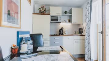 Design Apartment | Private kitchen | Fridge, microwave, oven, stovetop