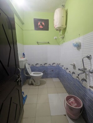 Shower, pancuran hujan, perlengkapan mandi gratis, dan handuk