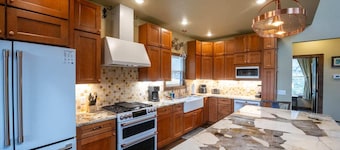 3 Bedroom, Private Hiking Trails 10 Mins to Eureka