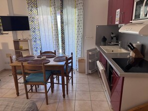 Fridge, microwave, dishwasher, cookware/dishes/utensils