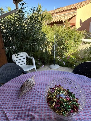 Outdoor dining - HOLIDAYLAND VILLA T2 429 MEZZANINE sleeps 6 air-conditioned NARBONNE PLAGE (NARBONNE PLAGE)