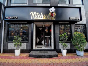Property entrance - OYO Flagship Kitchen Q Inn (Kolkata)