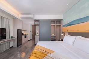 Estudio Premier | Caja de seguridad en la habitación, muebles diferentes y escritorio