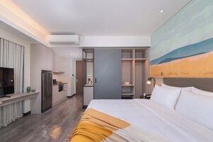 Caja de seguridad en la habitación, muebles diferentes y escritorio 