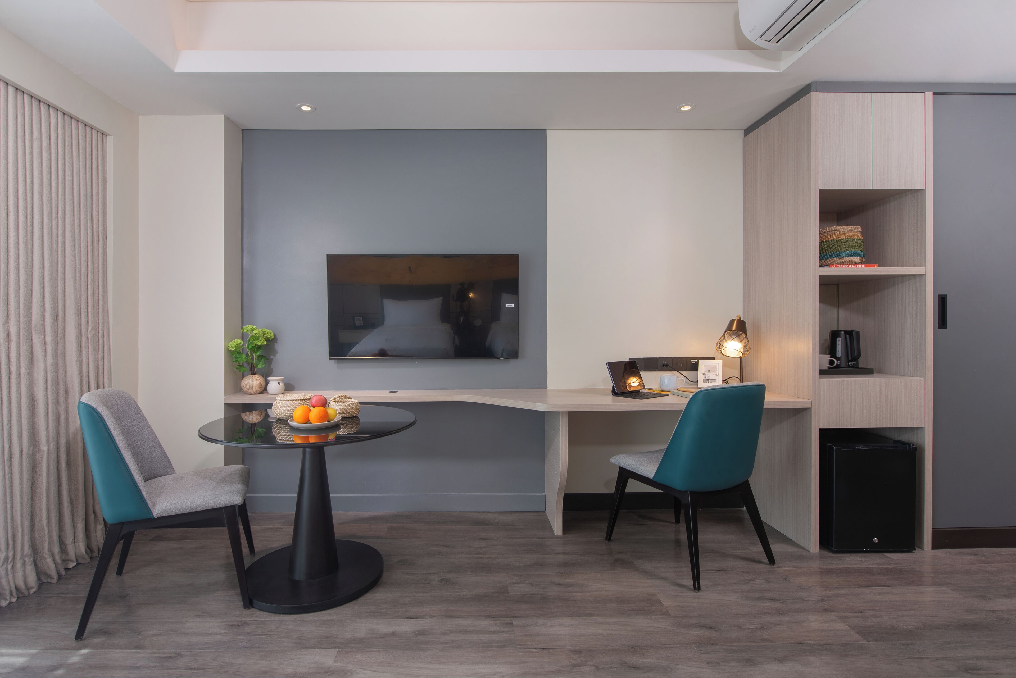 In-room safe, individually furnished, desk, laptop workspace