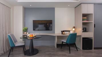 In-room safe, individually furnished, desk, laptop workspace