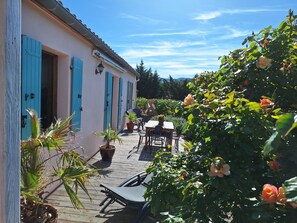 Outdoor dining - Villa des Terres Rouges Avec Piscine Dans L'aude (Arques)