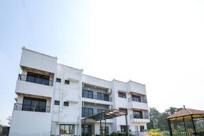 Vista frontal de la propiedad