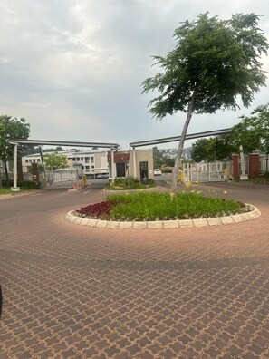 Apartment | Property grounds - Remarkable 2-bed Apartment in Sandton (Johannesburg)
