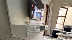Apartment | Interior - Remarkable 2-bed Apartment in Sandton (Johannesburg)