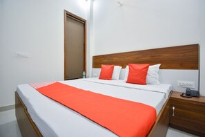 Classic Room | Desk, free WiFi - OYO Akash Residency (Ludhiana)