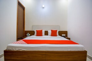 Classic Room | Desk, free WiFi - OYO Akash Residency (Ludhiana)
