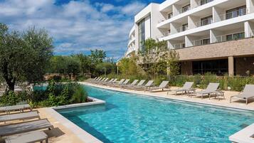 Seasonal outdoor pool, pool umbrellas, sun loungers