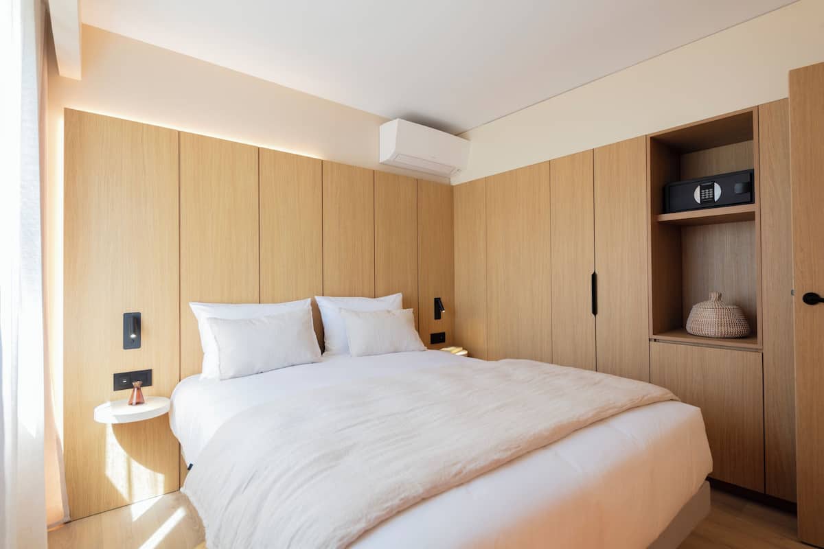 Pillow-top beds, minibar, in-room safe, soundproofing