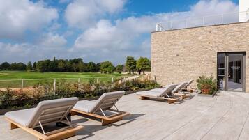 Couples treatment room(s), sauna, hot tub, steam room
