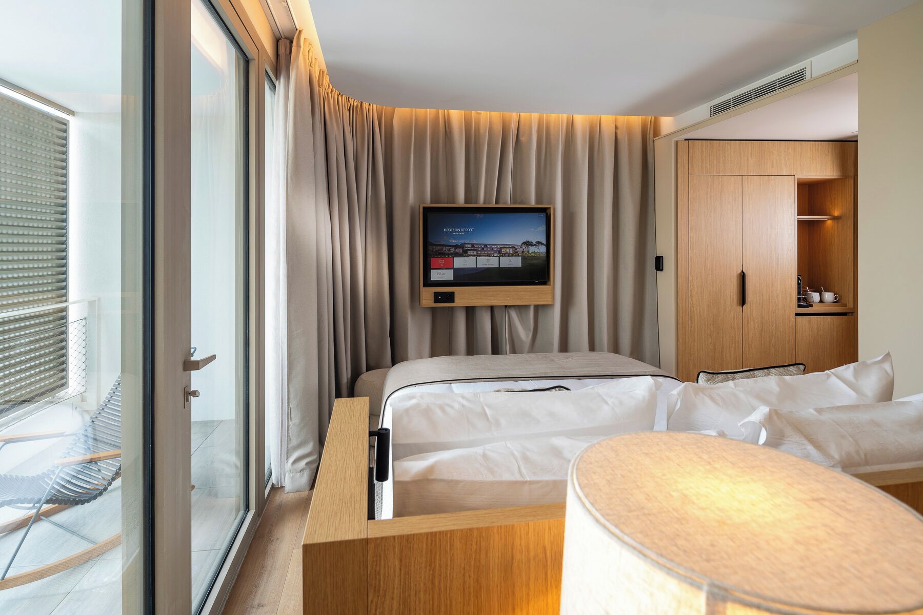 Comfort kamer | Pillowtop-bedden, een minibar, een kluis op de kamer, geluiddichte muren