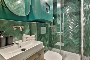 Dusche, Haartrockner, Handtücher, Seife