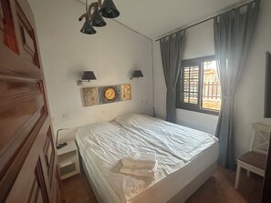 1 habitación, tabla de planchar con plancha, wifi y ropa de cama 