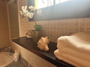 Håndklær og toalettpapir