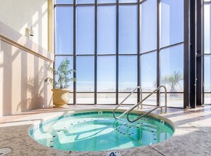 Una piscina techada, una piscina climatizada