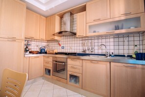 Kühlschrank, Ofen, Herdplatte, Geschirrspüler