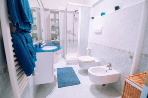 Ducha, secador de pelo, bidet, toallas