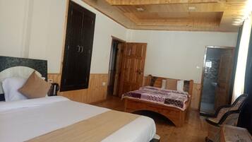 7 bedrooms, WiFi, bed sheets