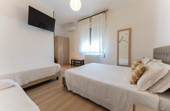 Basic Room | Iron/ironing board (on request), WiFi (free) - Hotel Benaco  (Peschiera del Garda)
