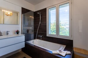 Shower, towels