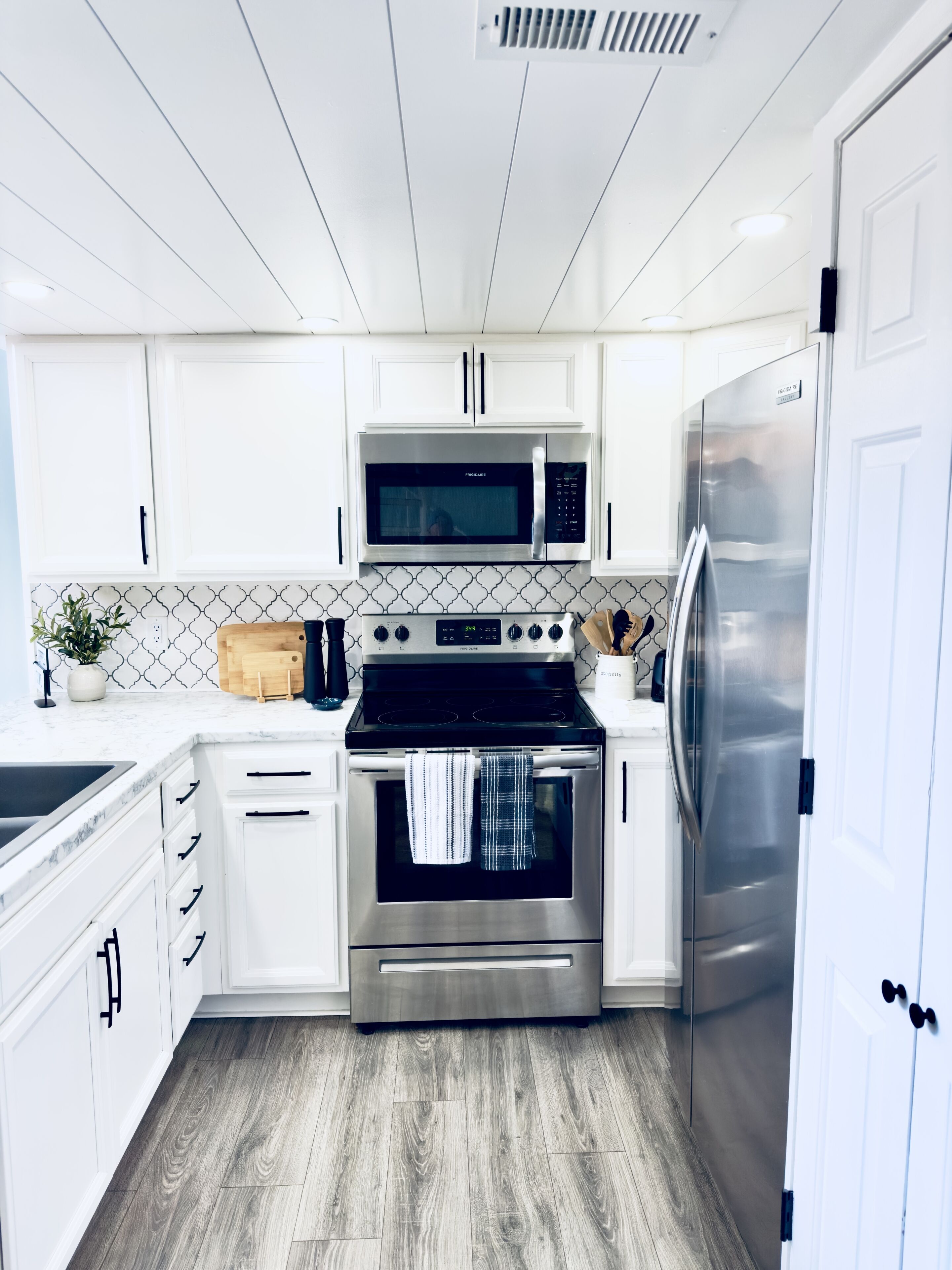 Refrigerador, microondas, horno y parrilla de estufa 