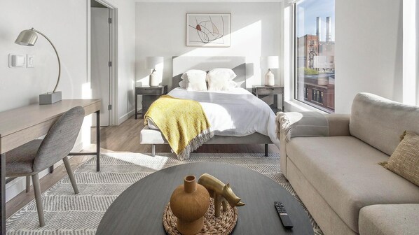 مكتب ومكواة/لوح كي وواي فاي وملاءات أسرّة