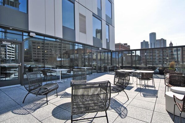 Outdoor dining - Landing at eXchange - Studio in Downtown Detroit (Detroit)