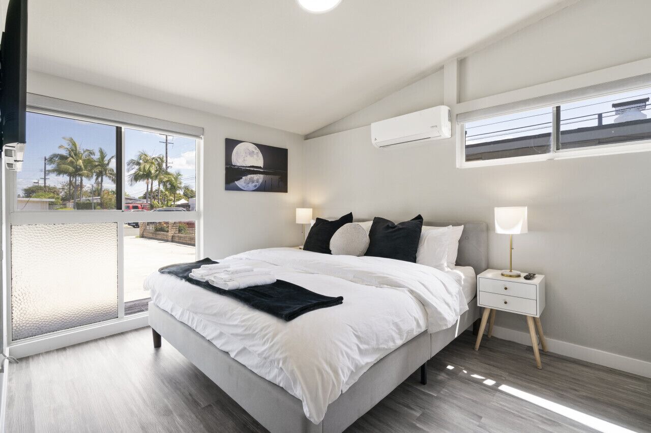 4 habitaciones, escritorio y tabla de planchar con plancha 