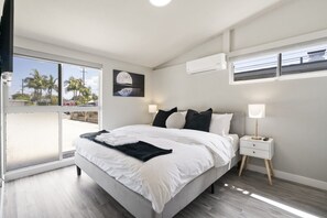 4 bedrooms, desk, iron/ironing board, travel crib