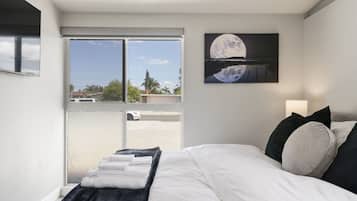 4 bedrooms, desk, iron/ironing board, travel crib