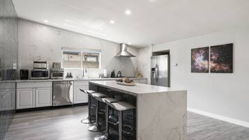 Kjøleskap, mikrobølgeovn, ovn og kokeplater