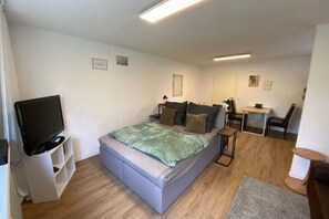 1 室のベッドルーム、旅行用ベビーベッド、WiFi (無料)、ベッドシーツ